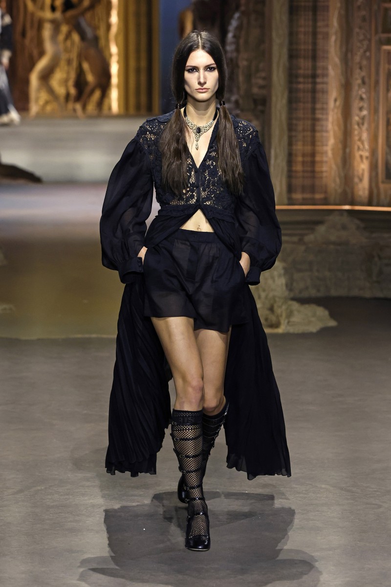 Корсеты, светлая кожа и два низких хвоста — тренды Dior, вдохновленные Екатериной Медичи.