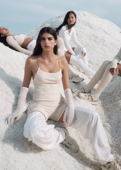 Ее ждали и раскупили за полчаса: почему коллекция Jacquemus & Nike наделала столько шума.