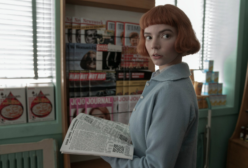 «Ход королевы» — самый обсуждаемый сериал осени: как менялся образ главной героини (гримеры учли все тренды с 40-х по 60-е годы).