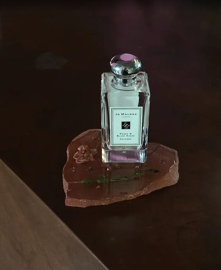 Морская пена, белые фрезии и дикие ягоды: что находится внутри подставок Jo Malone, и из чего делают украшения для дома другие бренды.