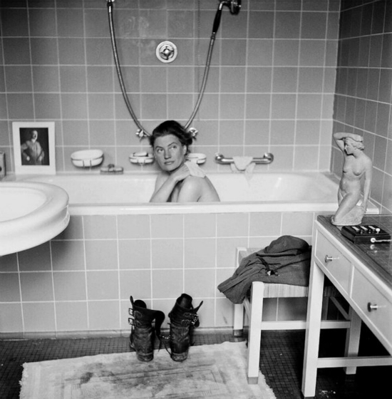 Позировала обнаженной для отца, устроила фотосессию в ванной Гитлера: факты о Ли Миллер — фотомодели, модном фотографе и военном корреспонденте.