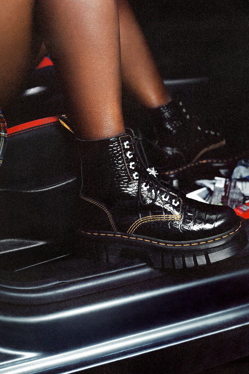 Ностальгия по 1990-м: Марк Джейкобс и Dr. Martens вдохновились эстетикой гранжа и создали ботинки из кожи «под крокодила».