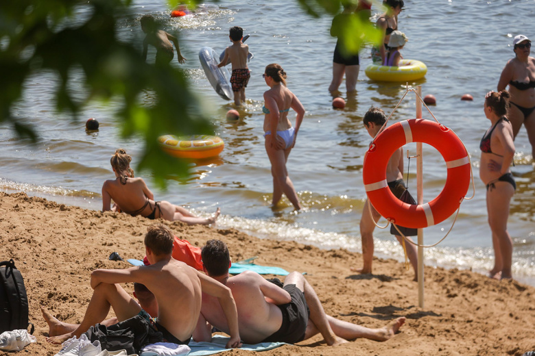 Названы последствия купания в холодном водоеме в жару